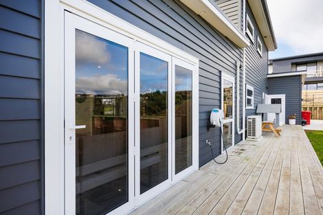 Photo of property in 37 Vaucluse Heights, Fitzherbert, Palmerston North, 4410