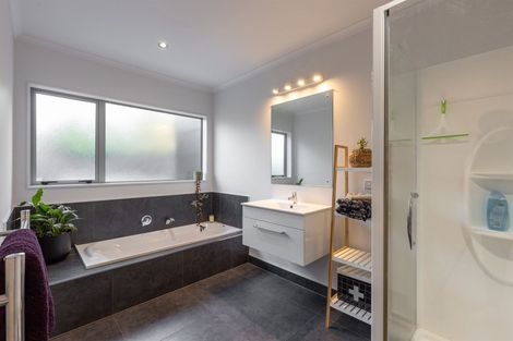 Photo of property in 6 D'urville Place, Kelvin Grove, Palmerston North, 4414