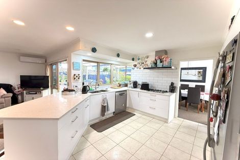 Photo of property in 40 Thornbury Crescent, East Tamaki Heights, Auckland, 2016