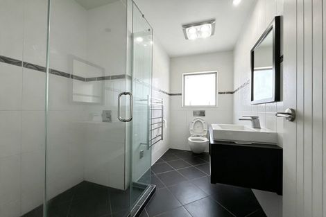 Photo of property in 16 Lakeridge Close, Northcross, Auckland, 0632