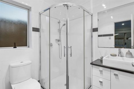 Photo of property in 2 Stamford Crescent, Flat Bush, Auckland, 2019