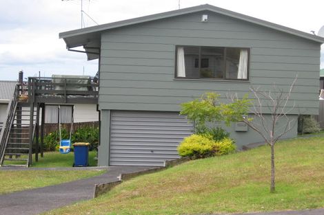 Photo of property in 2/4 Camilla Grove, Totara Vale, Auckland, 0629