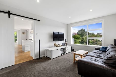 Photo of property in 2/39 Old Lake Road, Narrow Neck, Auckland, 0624