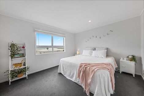 Photo of property in 2/143a Wiseley Road, West Harbour, Auckland, 0618