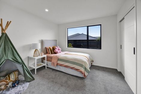 Photo of property in 2 Marsden Place, Hurworth, New Plymouth, 4310