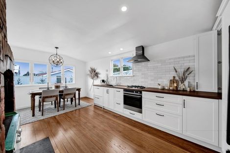 Photo of property in 9 Mayfair Place, Westown, New Plymouth, 4310