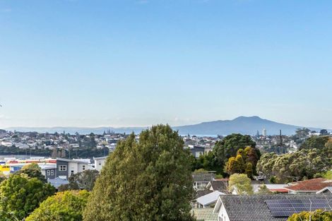 Photo of property in 1/307a Wairau Road, Totara Vale, Auckland, 0627