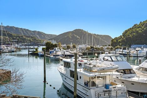 Photo of property in 37 Waikawa Road, Picton, 7220