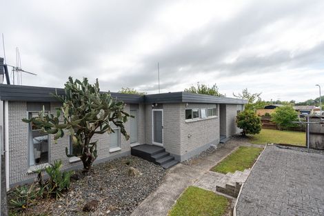 Photo of property in 2 Dorothy Place, Hillcrest, Hamilton, 3216