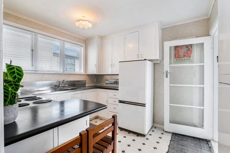 Photo of property in 18 Selwyn Crescent, Forrest Hill, Auckland, 0620