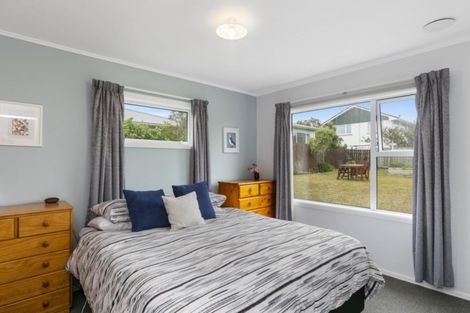 Photo of property in 3 Alder Place, Newlands, Wellington, 6037