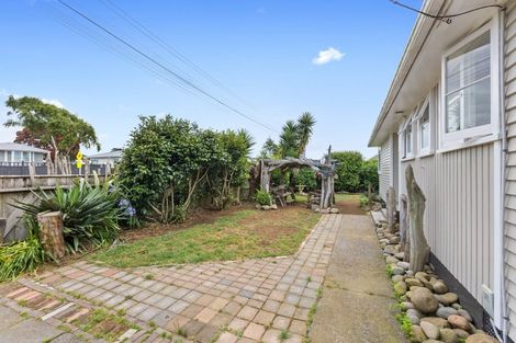 Photo of property in 9 Karaka Street, Merrilands, New Plymouth, 4312