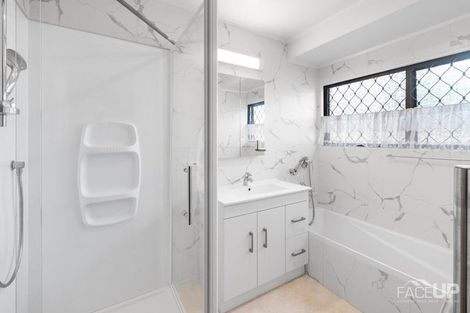 Photo of property in 5 Bosnyak Drive, Te Atatu South, Auckland, 0610