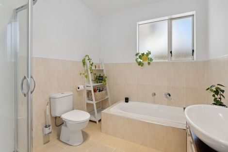 Photo of property in 74 Baverstock Road, Flat Bush, Auckland, 2016