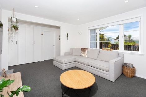 Photo of property in 2/99 Hobsonville Road, West Harbour, Auckland, 0618