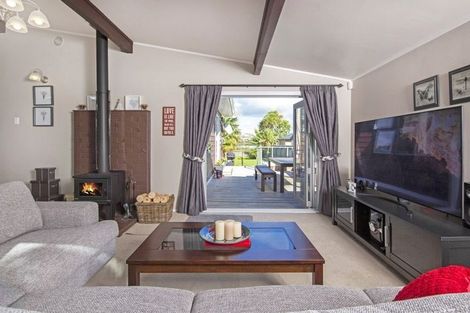Photo of property in 81 Edgewater Drive, Pakuranga, Auckland, 2010