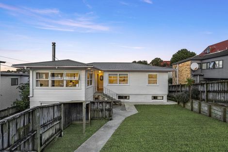Photo of property in 1/5 Woodall Place, Totara Vale, Auckland, 0627