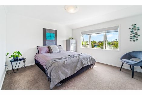 Photo of property in 2 Sunrise Lane, Te Atatu South, Auckland, 0610