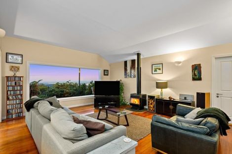 Photo of property in 37 Quinns Road, Waiatarua, Auckland, 0612