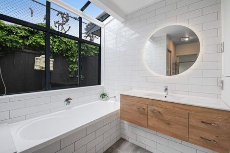 Photo of property in 2/20 Tawavale Crescent, Totara Vale, Auckland, 0629