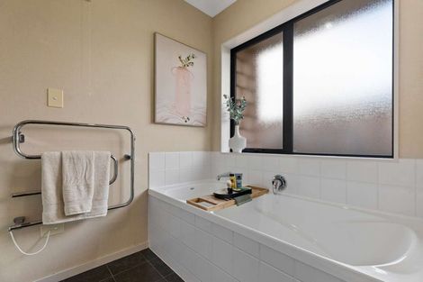 Photo of property in 19 Breaker Grove, Waiuku, 2123