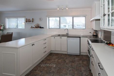 Photo of property in 2 Leo Place, Kawaha Point, Rotorua, 3010