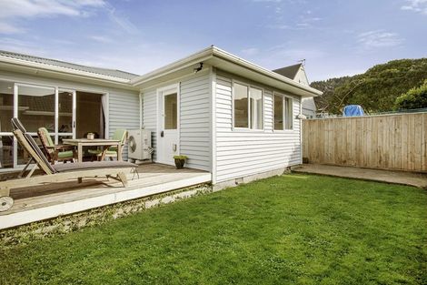Photo of property in 3 Findlay Street, Tawa, Wellington, 5028