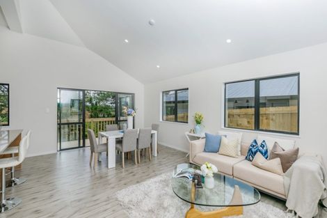 Photo of property in 2 Tarara Lane, Kumeu, 0810