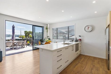 Photo of property in 45 Kiwi Esplanade, Mangere Bridge, Auckland, 2022