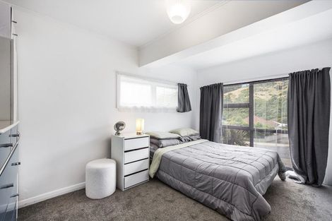 Photo of property in 32 Raroa Terrace, Tawa, Wellington, 5028