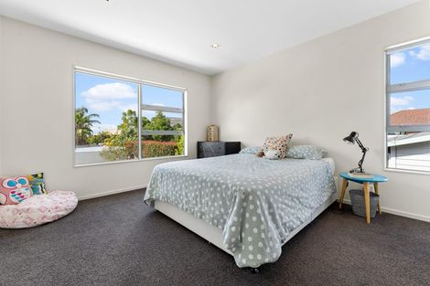 Photo of property in 2a Mirwill Road, Rothesay Bay, Auckland, 0630