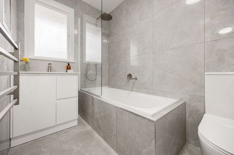 Photo of property in 35 Sandwich Road, St Andrews, Hamilton, 3200