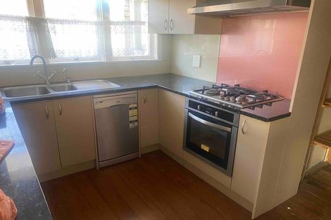 Photo of property in 25 Ellesmere Crescent, Pakuranga Heights, Auckland, 2010