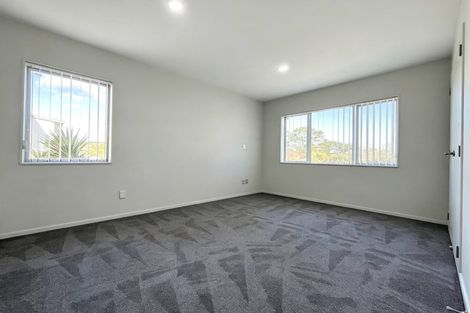 Photo of property in 16 Lakeridge Close, Northcross, Auckland, 0632