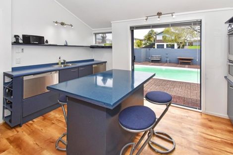 Photo of property in 10 Harford Place, Pakuranga Heights, Auckland, 2010