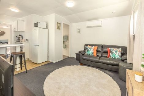 Photo of property in 71 Golf Road, New Lynn, Auckland, 0600