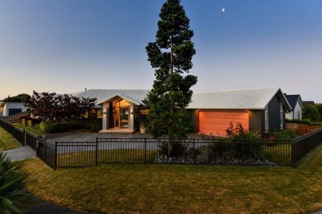 Photo of property in 2 Amokura Crescent, Flagstaff, Hamilton, 3210