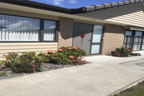 Photo of property in 46 Royalle Mews, Botany Downs, Auckland, 2010