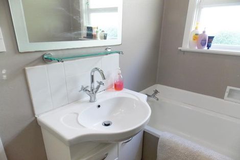 Photo of property in 38 Catherine Crescent, Paparangi, Wellington, 6037