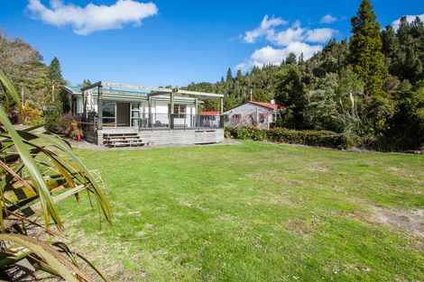 Photo of property in 33 Tombleson Road, Lake Rotoma, Rotorua, 3074