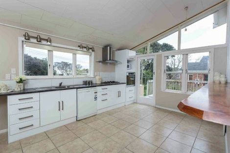 Photo of property in 4 Staveley Avenue, Mount Roskill, Auckland, 1041