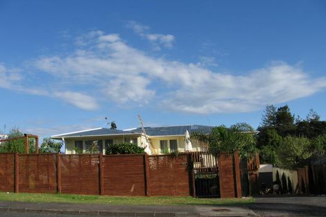 Photo of property in 42 Lantana Road, Green Bay, Auckland, 0604