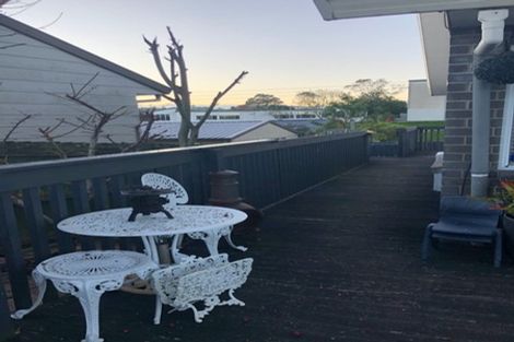 Photo of property in 25 Meadowvale Rise, Titirangi, Auckland, 0604