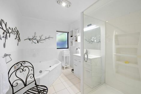 Photo of property in 10a Long Place, Frankleigh Park, New Plymouth, 4310