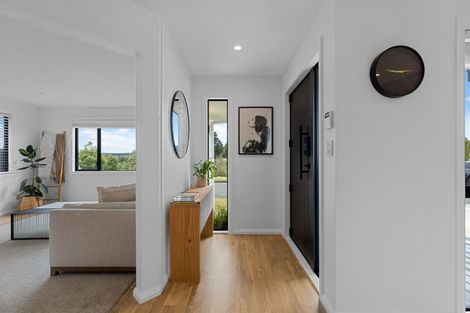 Photo of property in 43 Coutts Way, Fitzherbert, Palmerston North, 4410