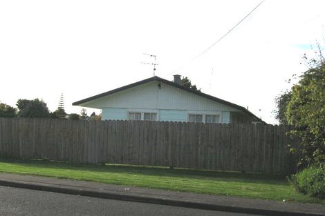 Photo of property in 2/1 Bayside Avenue, Te Atatu Peninsula, Auckland, 0610
