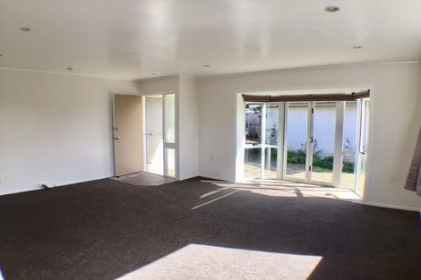 Photo of property in 2/27 Mannering Place, Hillcrest, Auckland, 0627