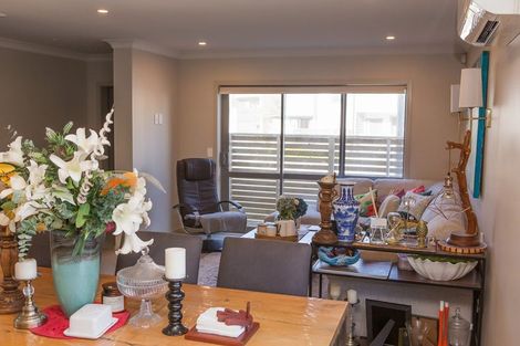 Photo of property in 8 Brindle Way, Newlands, Wellington, 6037