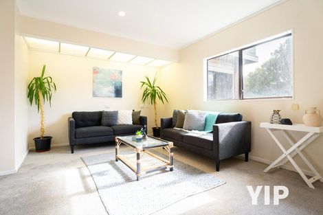 Photo of property in 20 Lyndfield Lane, Newlands, Wellington, 6037