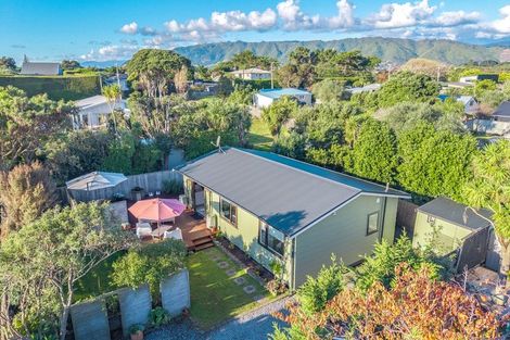 Photo of property in 27a Rauparaha Street, Waikanae Beach, Waikanae, 5036